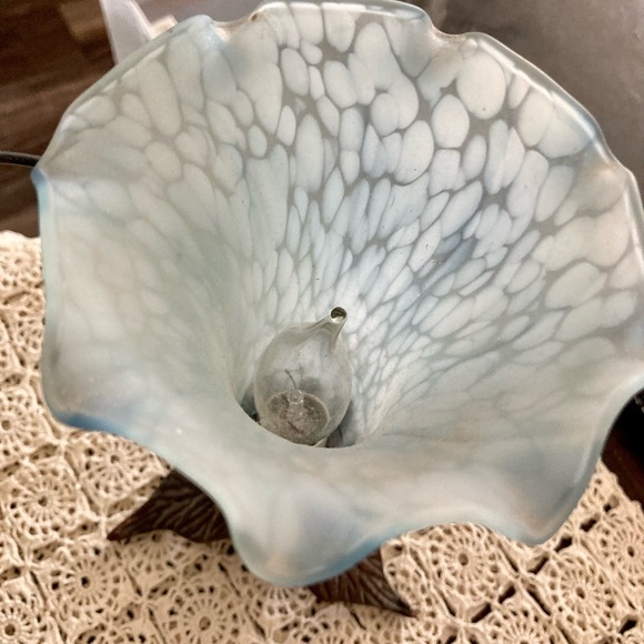 VINTAGE HUMMINGBIRD LIGHT IN EXCELLENT USED CONDITION.  IDEAL FOR BEDROOM. - Picture 3 of 5